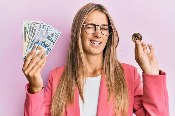 Jonge Blonde Vrouw Dragen Zakelijke Stijl Met Dollars Bitcoin Knipogen — Stockfoto