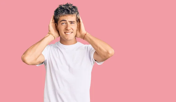 Gündelik Beyaz Tişört Giyen Genç Yakışıklı Adam Iki Elini Kulak — Stok fotoğraf