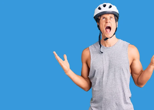 Jovem Homem Bonito Usando Capacete Bicicleta Louco Louco Gritando Gritando — Fotografia de Stock