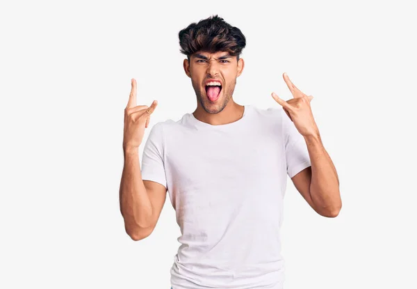 Jovem Hispânico Vestindo Roupas Casuais Gritando Com Expressão Louca Fazendo — Fotografia de Stock