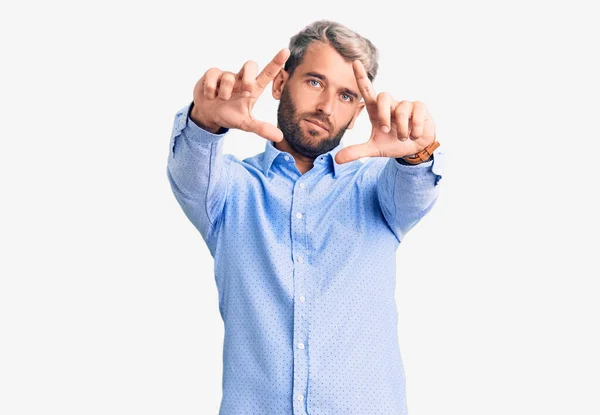 Zarif Tişört Giyen Elleri Parmakları Kullanarak Çerçeve Yapan Genç Yakışıklı — Stok fotoğraf
