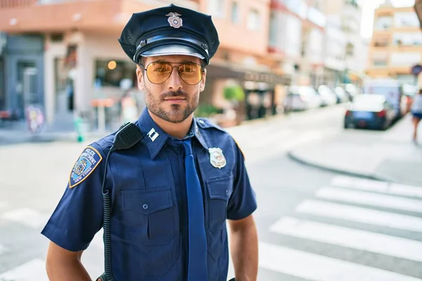 Joven Policía Hispano Guapo Vistiendo Uniforme Policía Sonriendo Feliz Parado — Foto de Stock