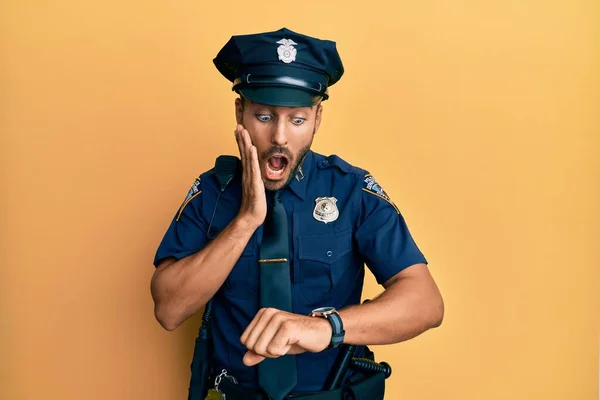 Schöner Hispanischer Mann Polizeiuniform Der Besorgt Auf Die Uhrzeit Schaut — Stockfoto