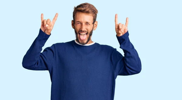 Schöner Blonder Mann Mit Bart Und Lässigem Pullover Der Mit — Stockfoto