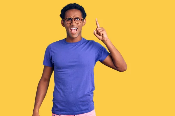 Afrikansk Stilig Man Vardagskläder Och Glasögon Som Pekar Finger Upp — Stockfoto
