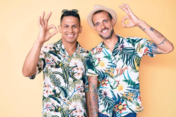 Fiatal Meleg Pár Két Férfi Nyári Kalapban Hawaii Ingben Pozitívan — Stock Fotó