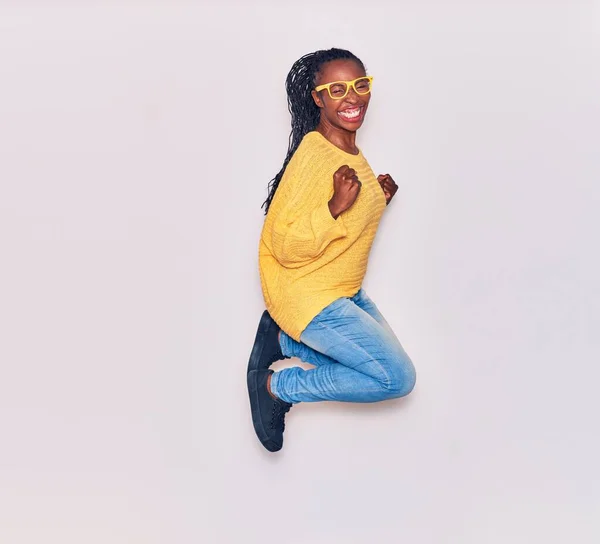 Ung Vacker Afrikansk Amerikansk Kvinna Klädd Avslappnade Kläder Och Glasögon — Stockfoto