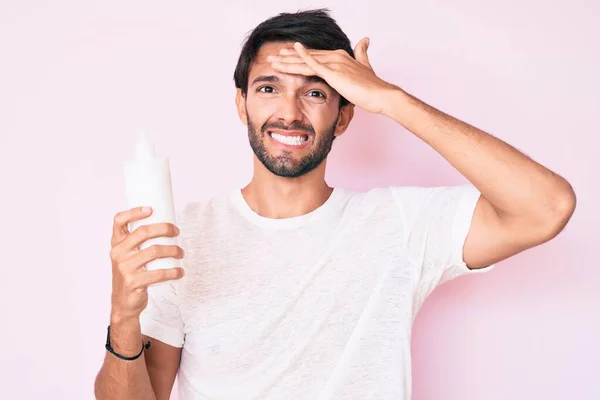 Bel Homme Hispanique Tenant Crème Hydratante Cosmétique Visage Stressé Frustré — Photo