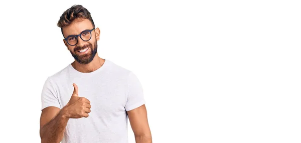 Mladý Hispánec Neformálním Oblečení Brýlích Dělá Šťastné Gesto Rukou Nahoru — Stock fotografie