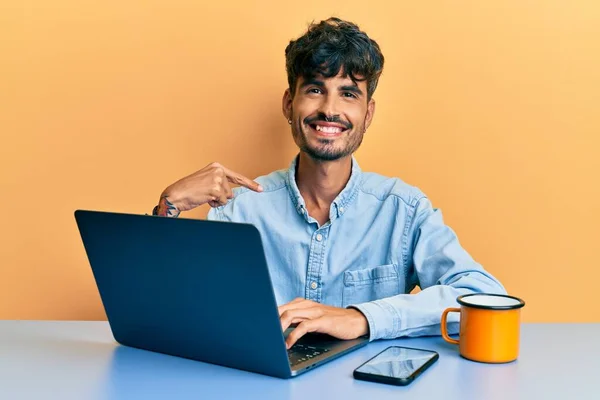 Ofiste Çalışan Genç Spanyol Bir Adam Bir Fincan Kahve Içip — Stok fotoğraf