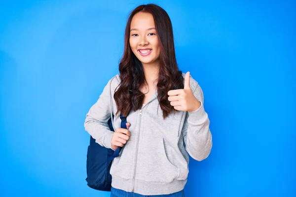 Menina Chinesa Bonita Jovem Segurando Mochila Estudantil Sorrindo Feliz Positivo — Fotografia de Stock