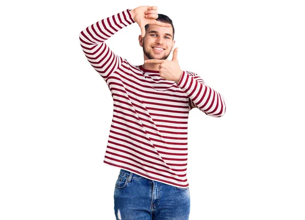 Homem Bonito Jovem Vestindo Camisola Listrada Sorrindo Fazendo Quadro Com — Fotografia de Stock