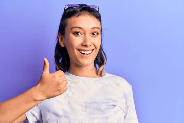 Mujer Joven Con Ropa Casual Sonriendo Feliz Positiva Pulgar Hacia — Foto de Stock