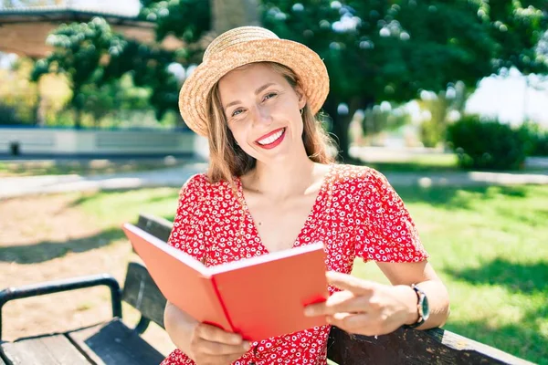 Young Blonde Woman Vacation Reading Book Sitting Bench Park — Stock Photo, Image