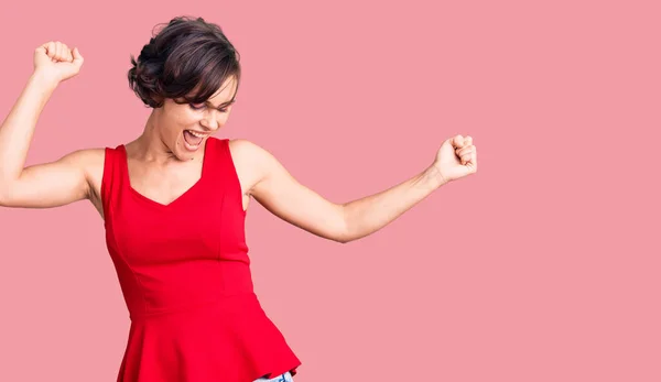 Mulher Bonita Com Cabelo Curto Vestindo Estilo Casual Com Camisa — Fotografia de Stock