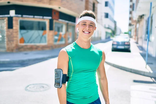 Jonge Spaanse Sportman Met Behulp Van Smartphone Oortjes Lopen Straat — Stockfoto