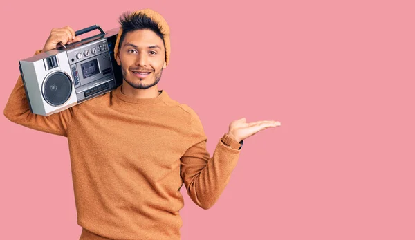 Guapo Joven Latinoamericano Sosteniendo Boombox Escuchando Música Sonriente Alegre Presentando —  Fotos de Stock