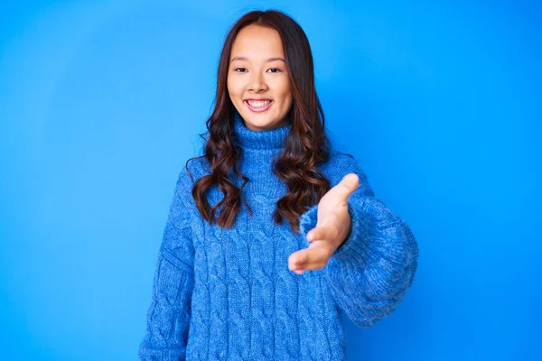 Ung Vacker Kinesisk Flicka Bär Casual Vinter Tröja Ler Vänlig — Stockfoto