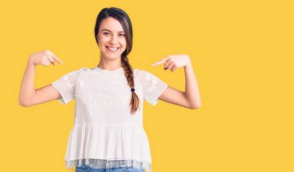 Jong Mooi Meisje Dragen Casual Shirt Kijken Zelfverzekerd Met Glimlach — Stockfoto