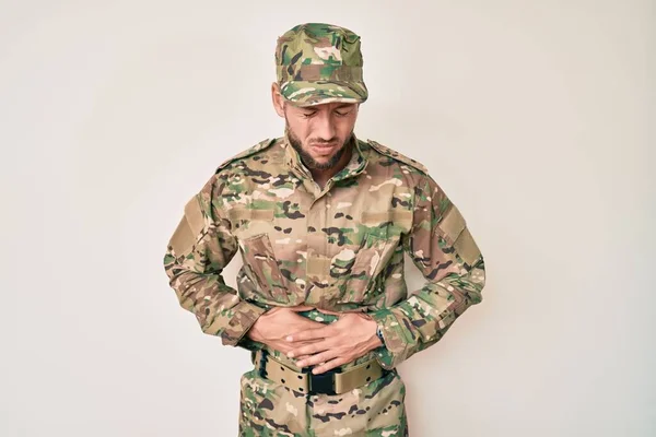 Joven Hombre Caucásico Vistiendo Uniforme Camuflaje Del Ejército Con Mano — Foto de Stock