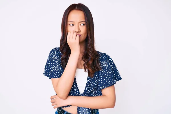 若い美しい中国の女の子は口の爪をかむ上で手でストレスと緊張を見てカジュアルな服を着ている 不安の問題 — ストック写真