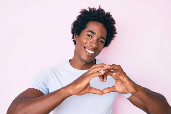 Bonito Homem Africano Americano Com Cabelo Afro Vestindo Roupas Casuais — Fotografia de Stock