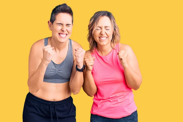 Casal Mulheres Vestindo Roupas Esportivas Animado Para Sucesso Com Braços — Fotografia de Stock