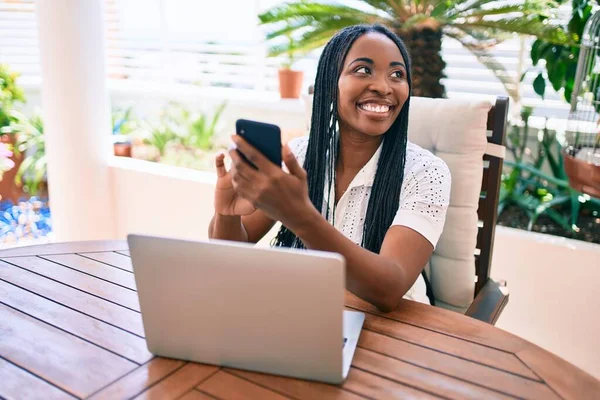 Jeune Femme Afro Américaine Souriante Heureuse Utilisant Smartphone Sur Terrasse — Photo