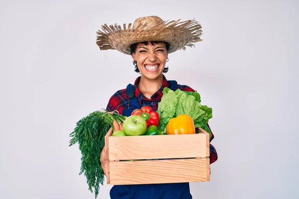 Bella Donna Bruna Che Indossa Vestiti Contadino Con Verdure Sorridenti — Foto Stock