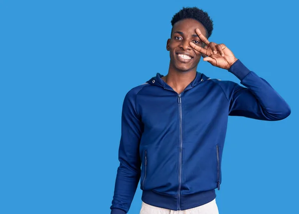 Junger Afrikanisch Amerikanischer Mann Sportkleidung Der Friedenssymbol Mit Den Fingern — Stockfoto