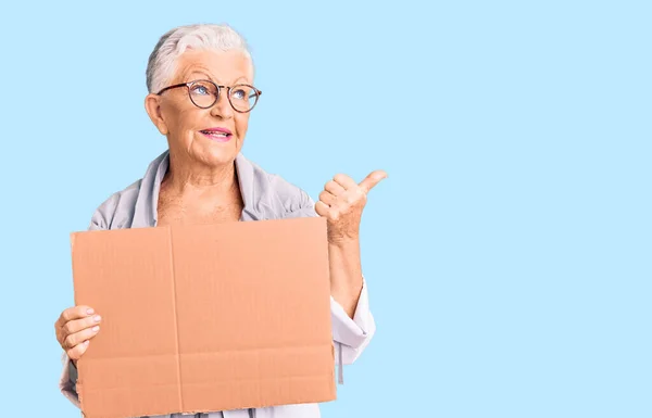 Senior Hermosa Mujer Con Ojos Azules Pelo Gris Sosteniendo Necesitamos — Foto de Stock