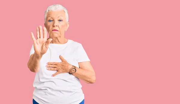 Senior Hermosa Mujer Con Ojos Azules Pelo Gris Con Camiseta —  Fotos de Stock