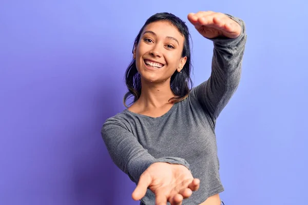 Mujer Joven Vestida Con Ropa Casual Mirando Cámara Sonriendo Con —  Fotos de Stock