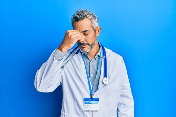 Homem Cabelos Grisalhos Meia Idade Vestindo Uniforme Médico Estetoscópio Cansado — Fotografia de Stock