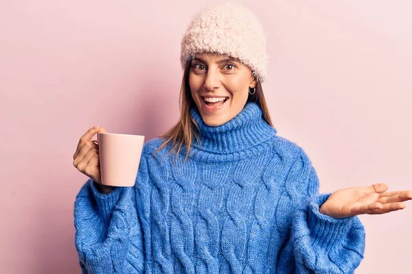 Jovem Mulher Bonita Vestindo Roupas Inverno Segurando Café Celebrando Realização — Fotografia de Stock