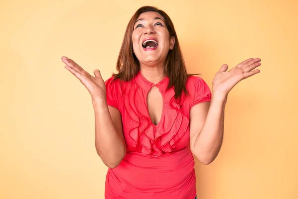 Mulher Hispânica Morena Meia Idade Vestindo Vestido Verão Celebrando Louco — Fotografia de Stock