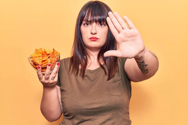 Junge Size Frau Hält Nachos Kartoffelchips Mit Offener Hand Und — Stockfoto