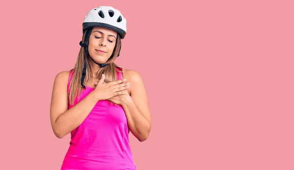 Mulher Bonita Jovem Usando Capacete Bicicleta Sorrindo Com Mãos Peito — Fotografia de Stock