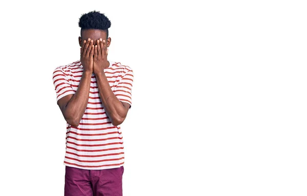Junger Afrikanisch Amerikanischer Mann Lässiger Kleidung Mit Traurigem Gesichtsausdruck Der — Stockfoto