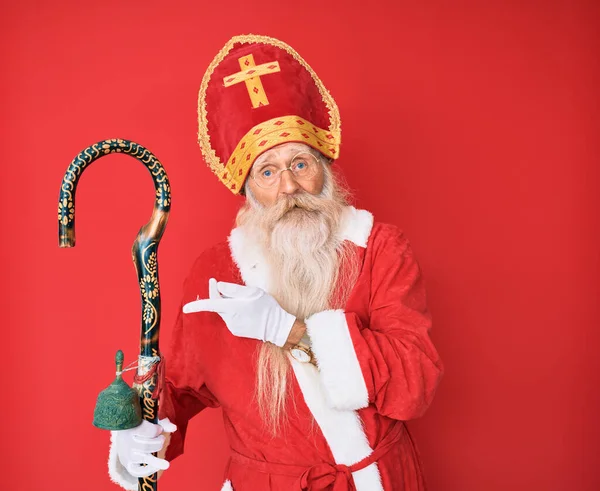 Velho Homem Sênior Com Cabelos Grisalhos Barba Longa Vestindo Traje — Fotografia de Stock