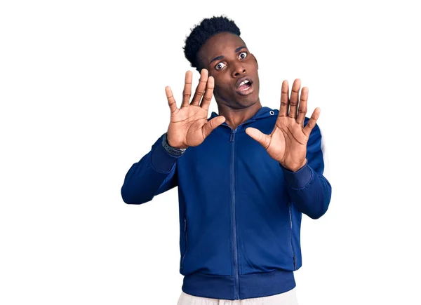 Joven Hombre Afroamericano Vistiendo Ropa Deportiva Asustado Aterrorizado Con Expresión —  Fotos de Stock