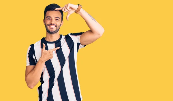 Çizgili Tişört Giyen Yakışıklı Spanyol Adam Gülümseyerek Elleri Parmakları Gülen — Stok fotoğraf