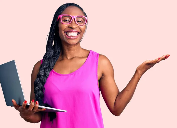 Młoda Afroamerykanka Pracuje Pomocą Laptopa Komputerowego Świętując Zwycięstwo Szczęśliwym Uśmiechem — Zdjęcie stockowe