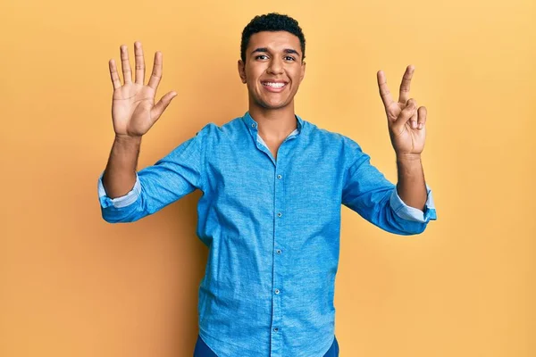 Junger Arabischer Mann Lässiger Kleidung Zeigt Mit Finger Nummer Sieben — Stockfoto