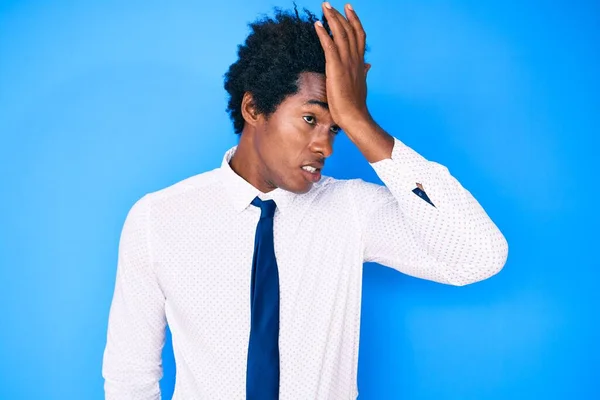 Hombre Afroamericano Guapo Con Pelo Afro Vistiendo Camisa Negocios Corbata —  Fotos de Stock