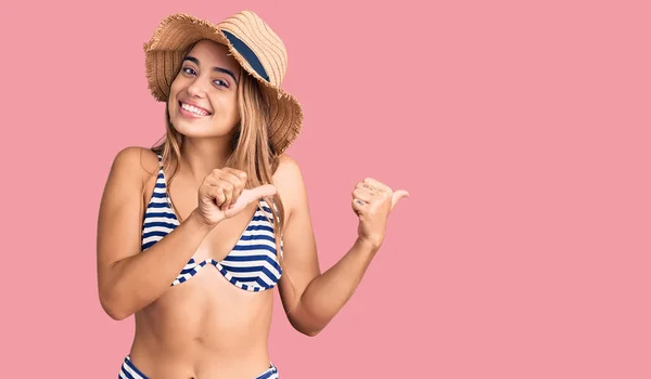 Joven Mujer Rubia Hermosa Con Bikini Sombrero Apuntando Espalda Con — Foto de Stock