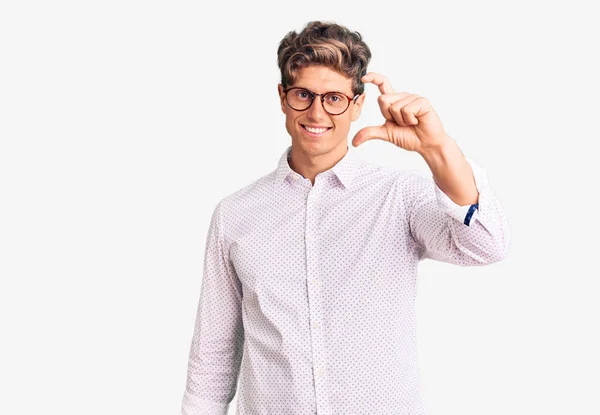 Jeune Homme Beau Portant Des Vêtements Travail Des Lunettes Geste — Photo