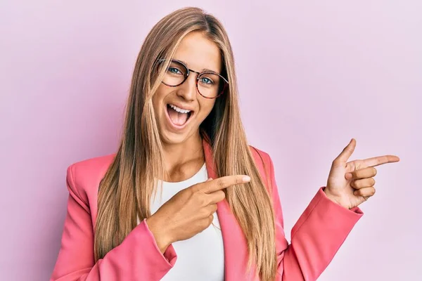 Młoda Blondynka Biznesowym Stylu Okularach Uśmiechnięta Patrząca Kamerę Dwiema Rękami — Zdjęcie stockowe