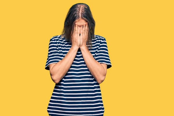 Schöner Kaukasischer Mann Mit Langen Haaren Lässig Gestreiftes Shirt Mit — Stockfoto