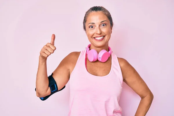 Latynoska Średnim Wieku Ubrana Strój Gimnastyczny Używająca Słuchawek Uśmiechnięta Szczęśliwa — Zdjęcie stockowe